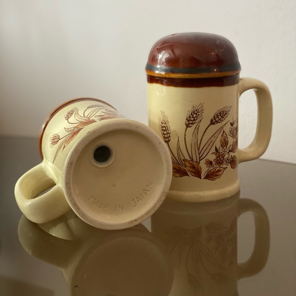 Vintage salt and pepper shakers 2/$15!! - Picture 2 of 3